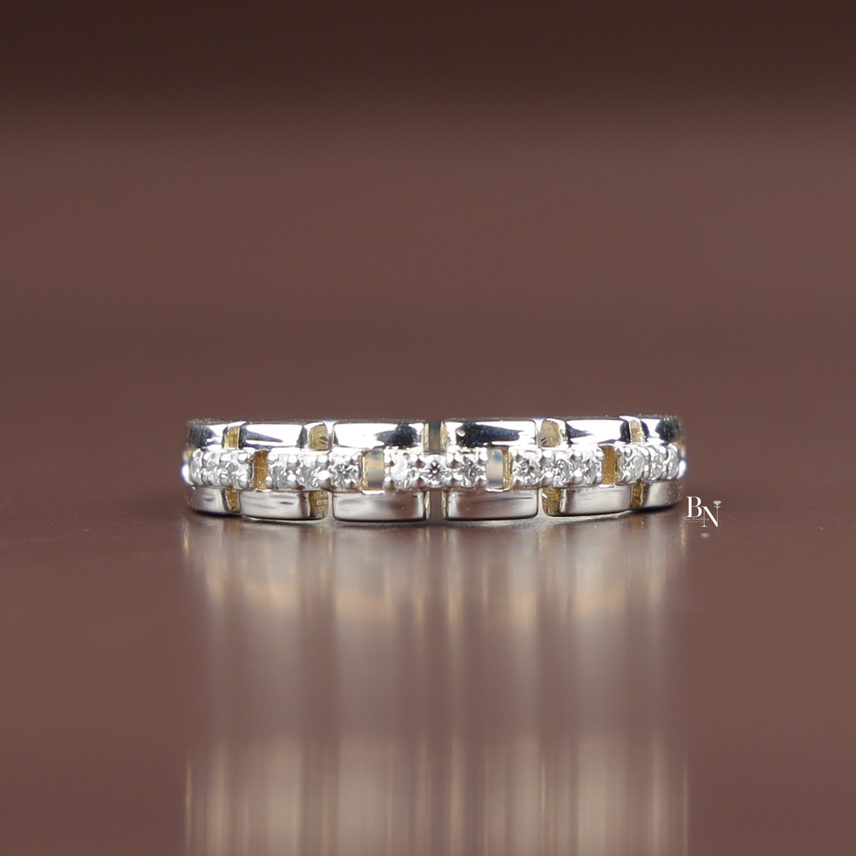view of a 0.25 ctw lab-grown diamond unisex band featuring a geometric link design in a polished white metal finish.